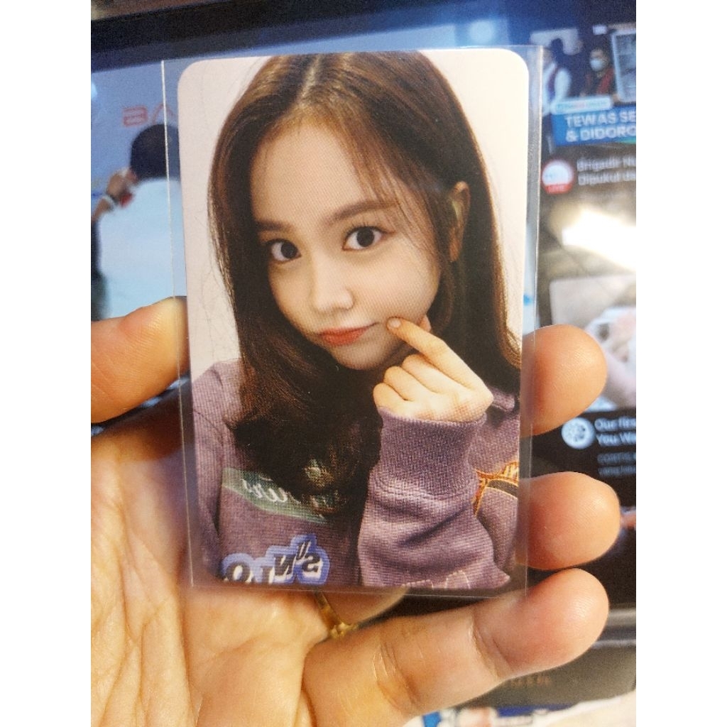 photocard OFFICIAL HEARTS2HEARTS carmen