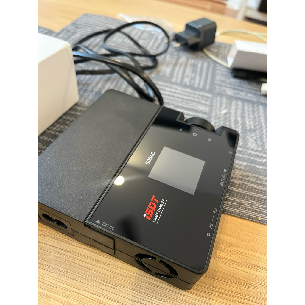 Charger lipo ISDT 608AC kondisi bekas aman tidak ada kendala