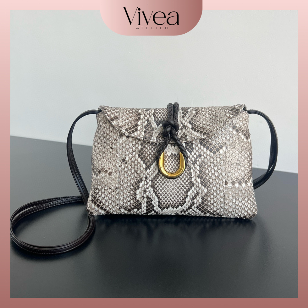 Tas Slempang Kulit Ular BTG VT Size 35x23x6cm Didesain dengan gesper logam berwarna emas yang menamb