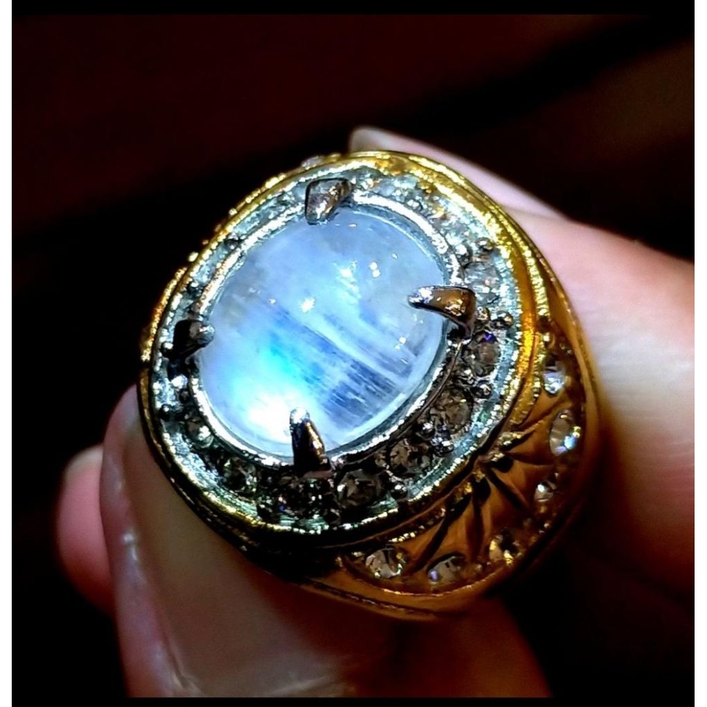 Batu Biduri bulan air laut