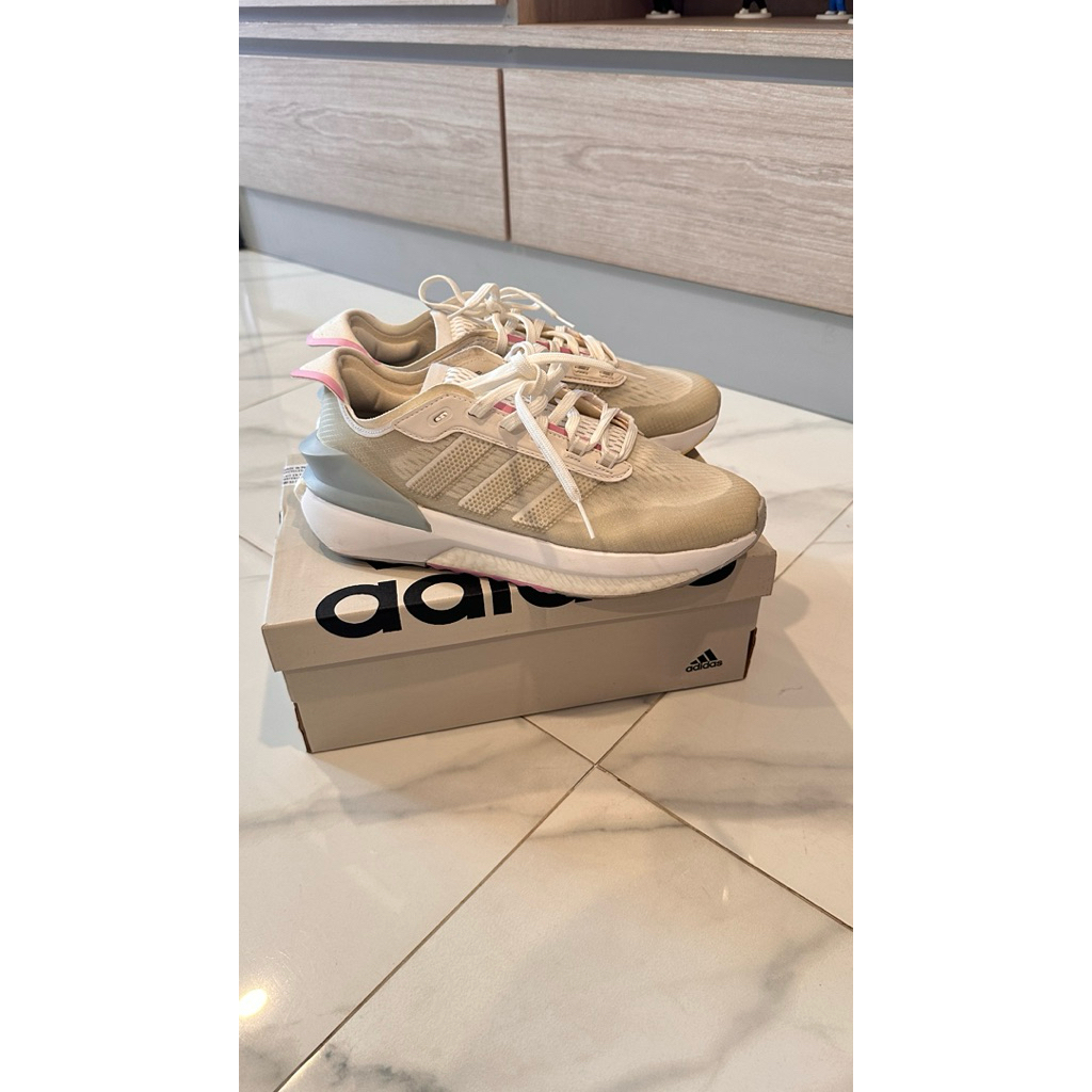 Sepatu Adidas Avryn PL