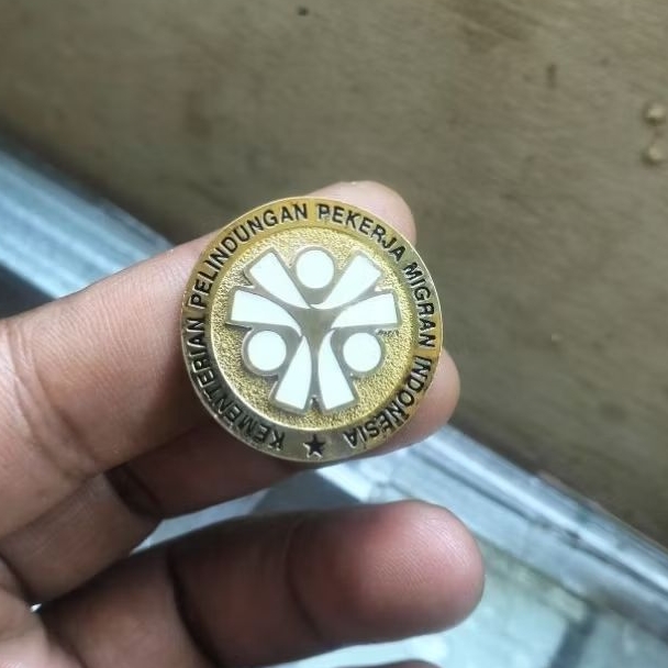 pin custom logo warna chrome emas