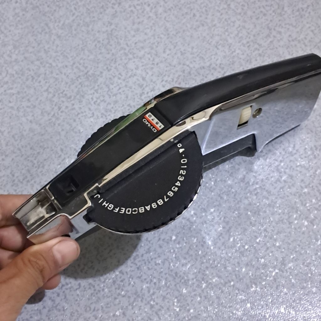 Alat label timbul emboss 3D Dymo 1570 vintage Tulisan Vertikal item no 5