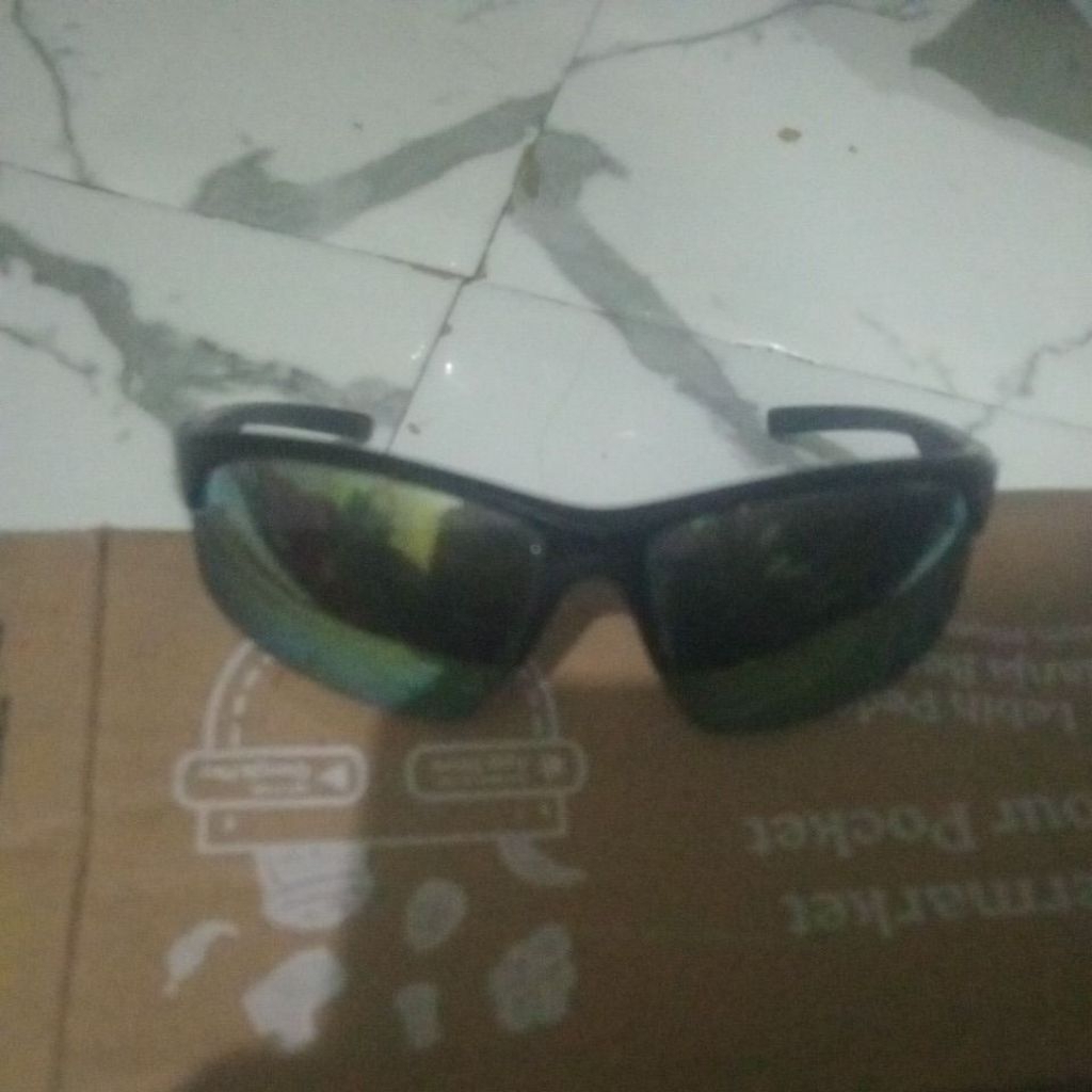 Kacamata Hitam Pelangi