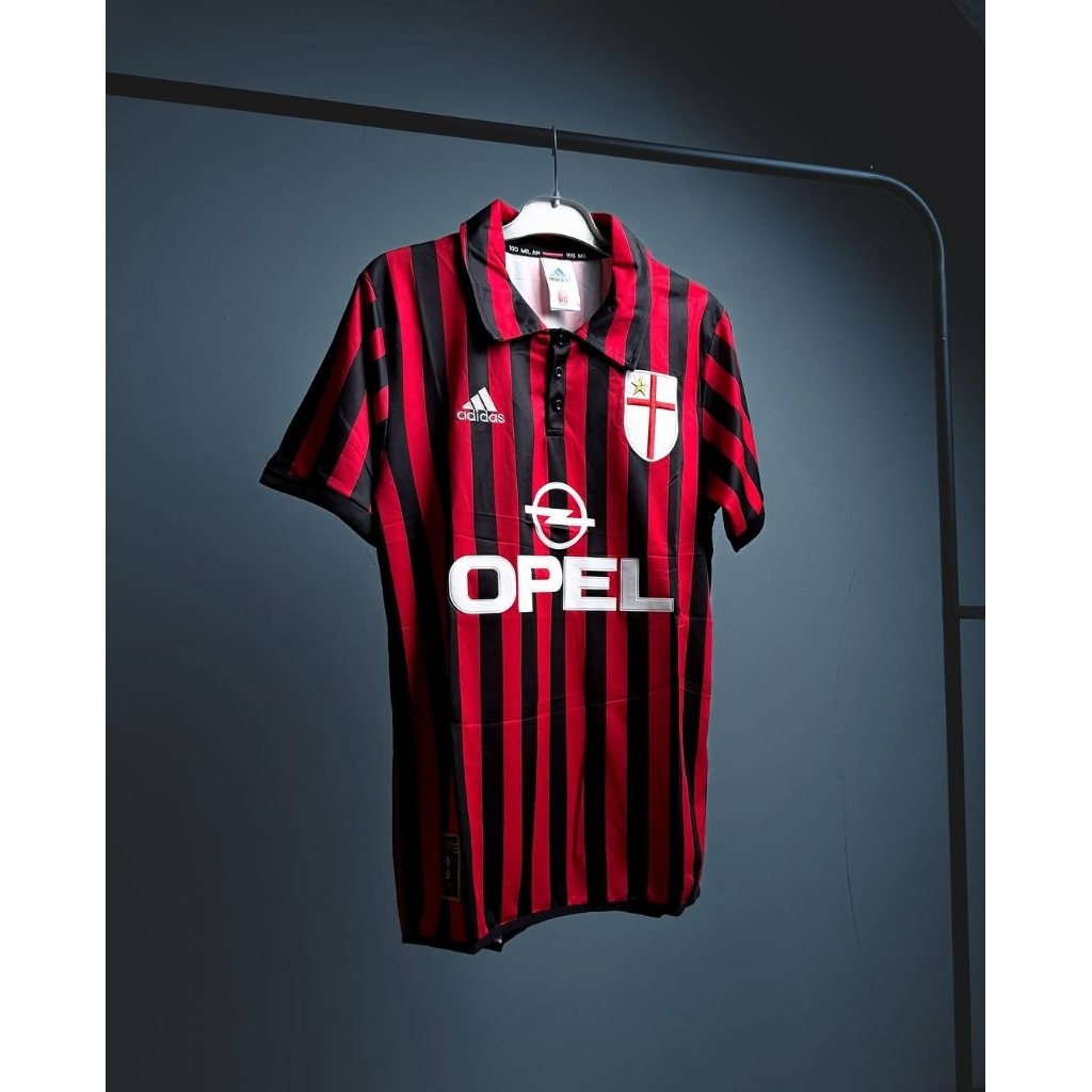 Ini adalah jersey kandang Adidas AC Milan musim 1999-2000, yang juga dikenal sebagai jersey perayaan