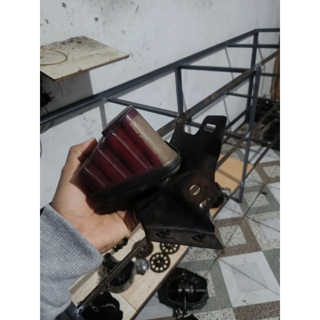 dudukan lampu belakang gl100 set setoplam gl100 original