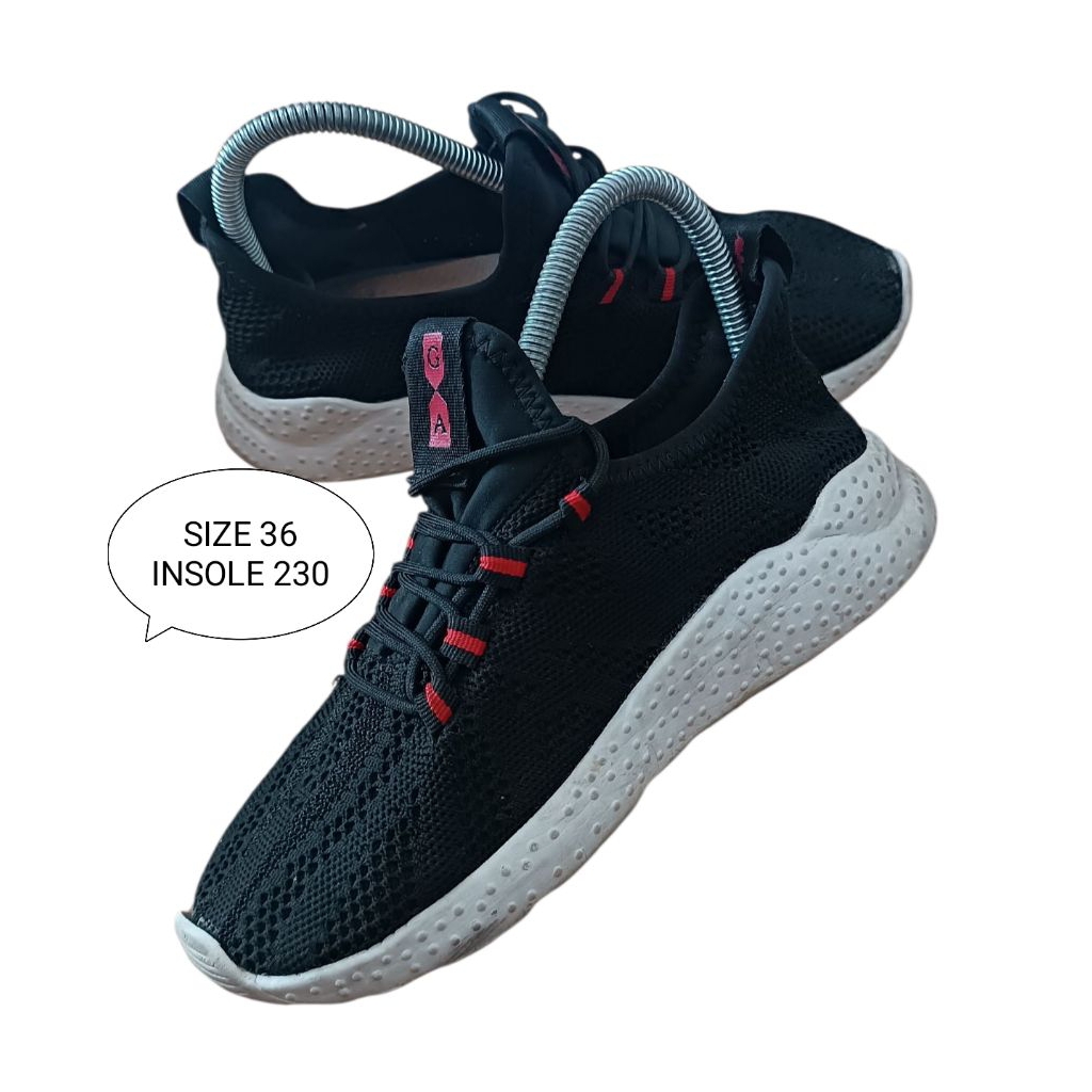 SEPATU SNEAKERS PRELOVED SIZE 36