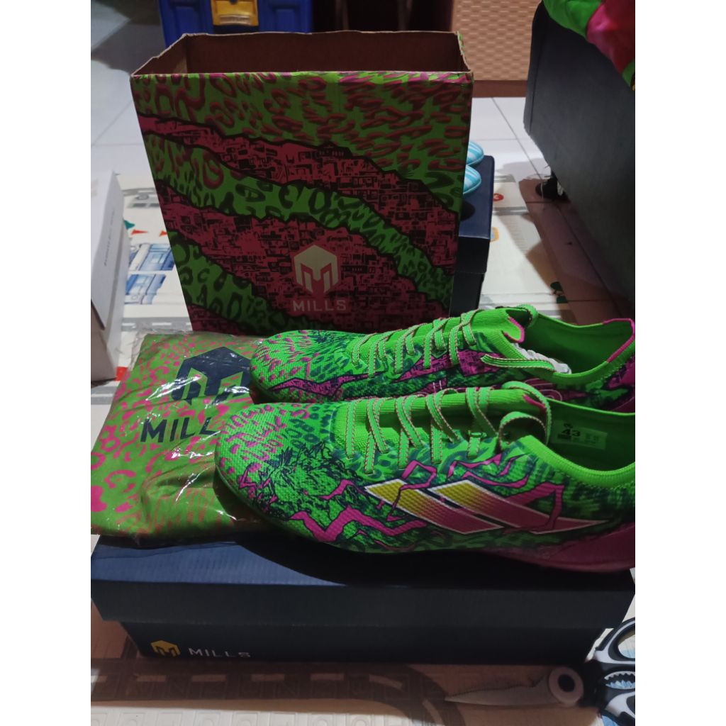 SEPATU BOLA MILLS ORIGINAL 100%