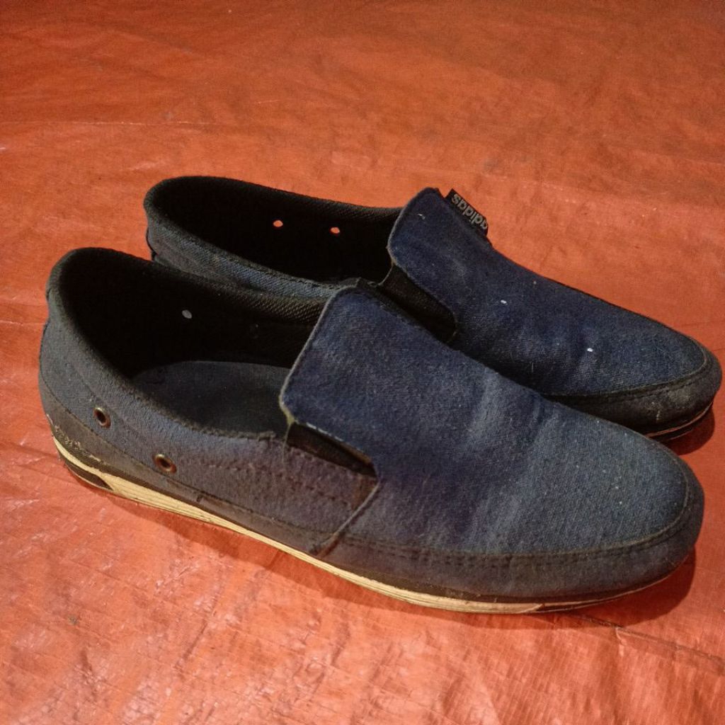 sepatu kanvas pria