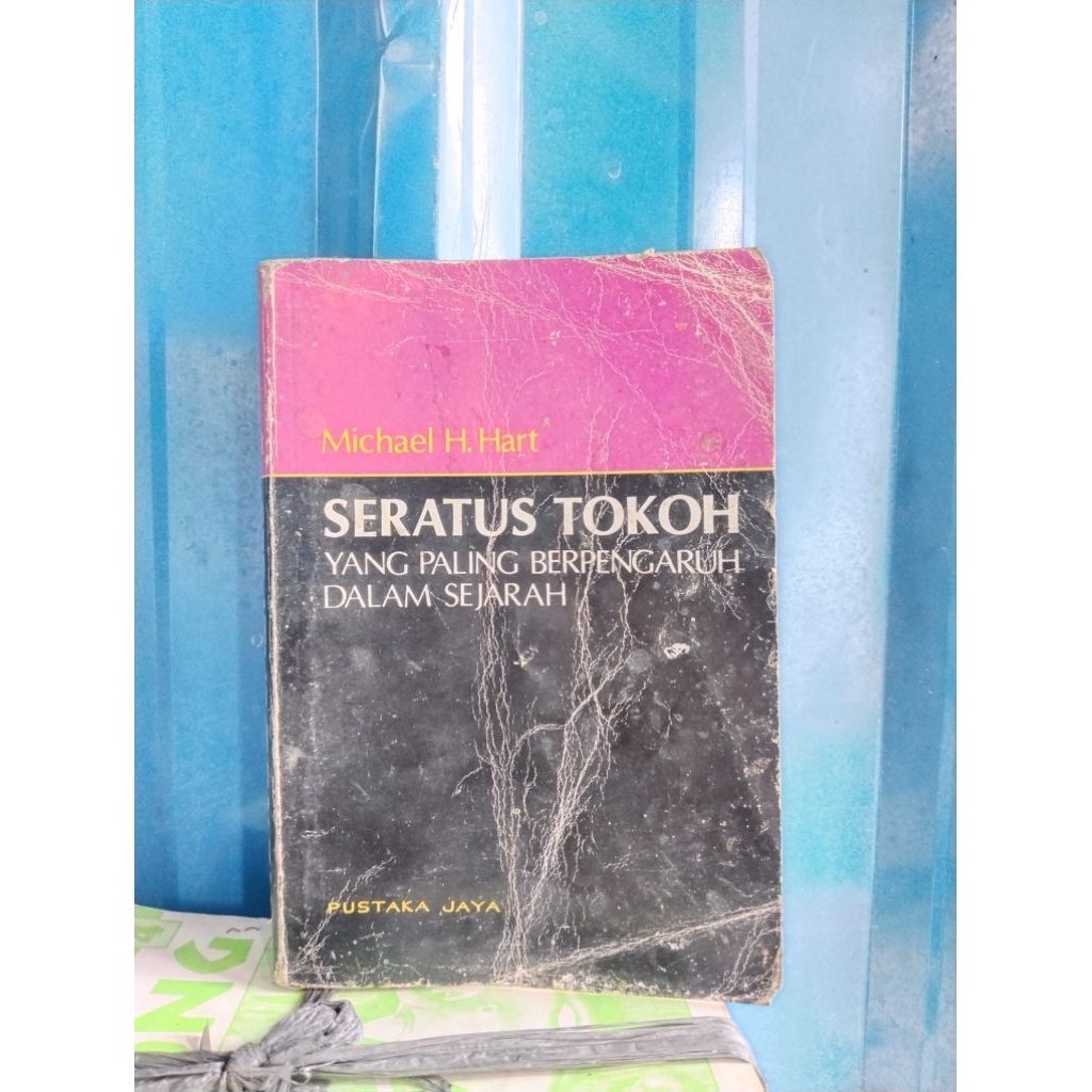 SERATUS TOKOH