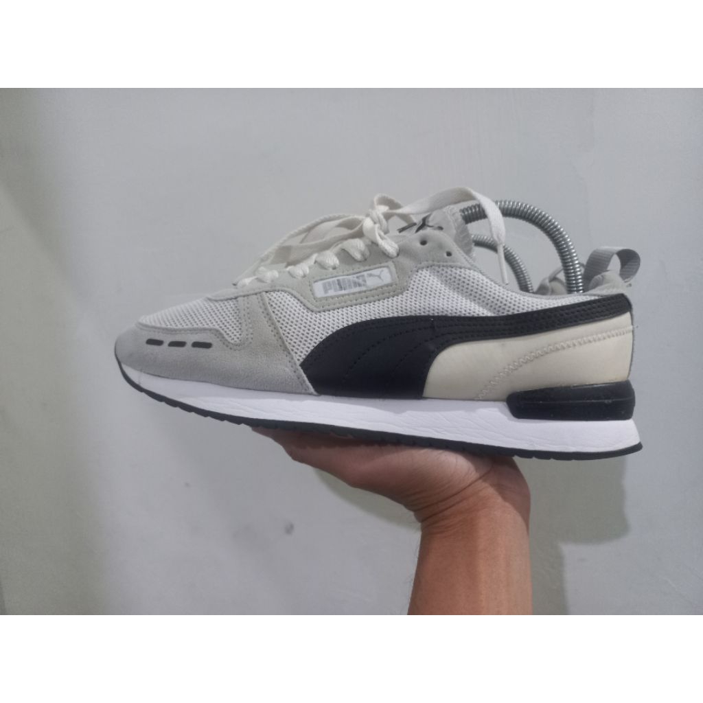 sepatu logo puma bekas