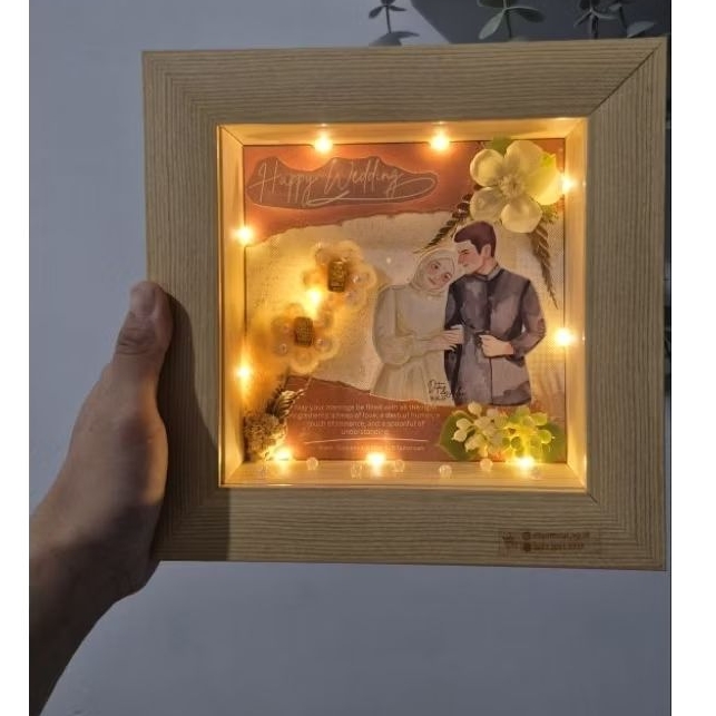 Frame untuk kado pernikahan dengen emas dummy