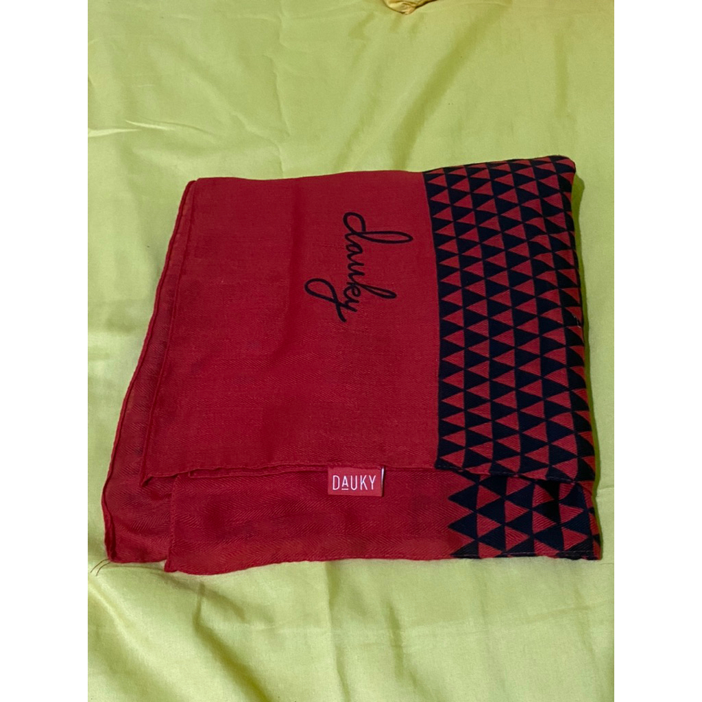 DAUKY HIJAB segiempat motif kotak merah hitam
