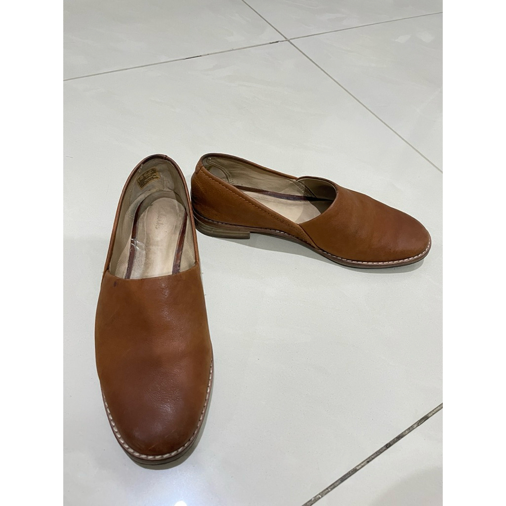 Sepatu wanita leather slip on clarks preloved