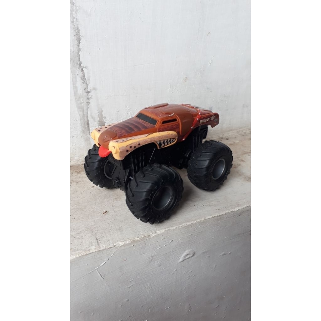 monster jam hot wheels rev tredz monster mutt LOOSE