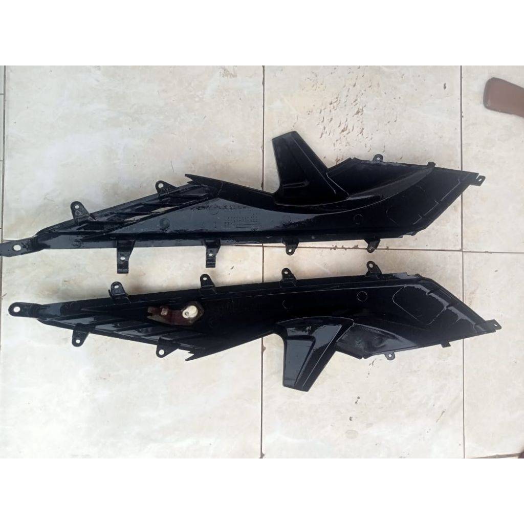 SAMBUNGAN BODY VARIO 110 KARBU ORIGINAL