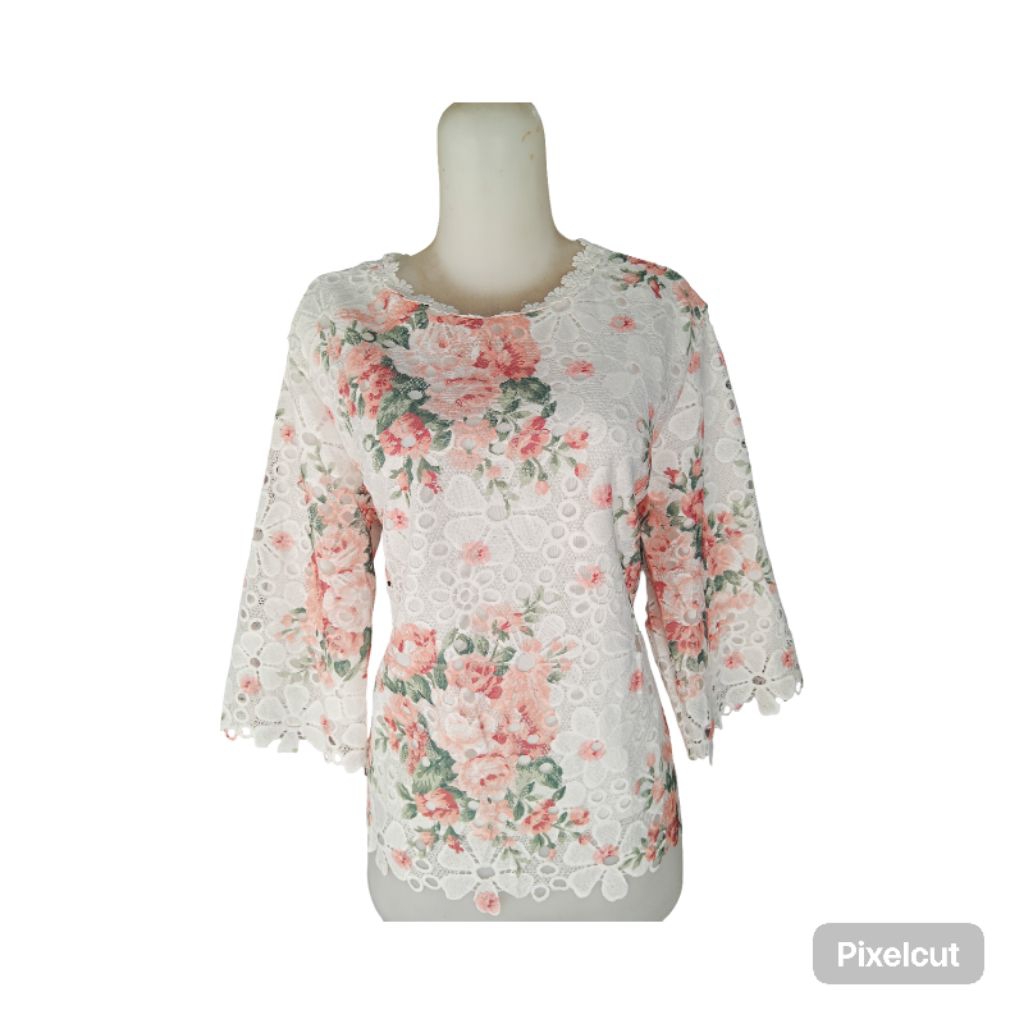 blus wanita motif bunga model kain renda dengan model lubang warna dasar putih kombinasi