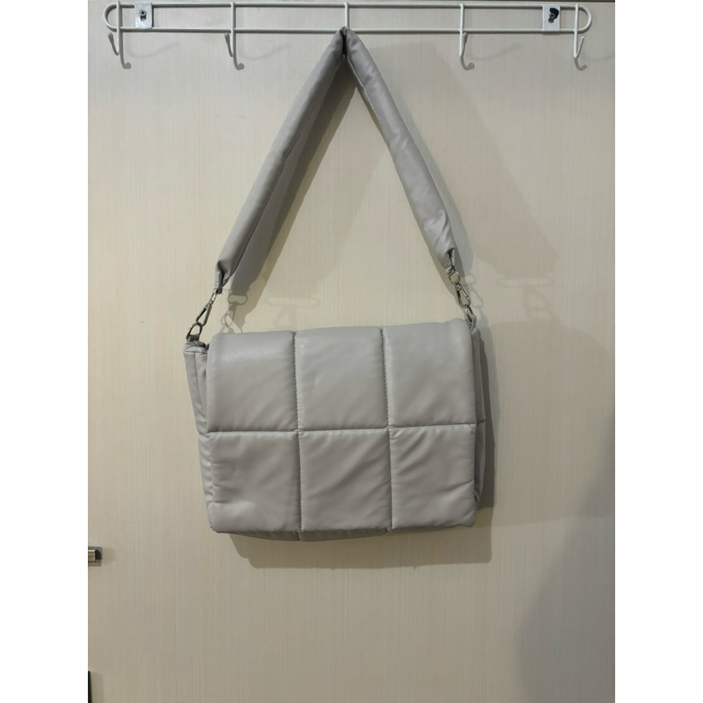 Preloved Arcell Puffy Bag in Light Grey