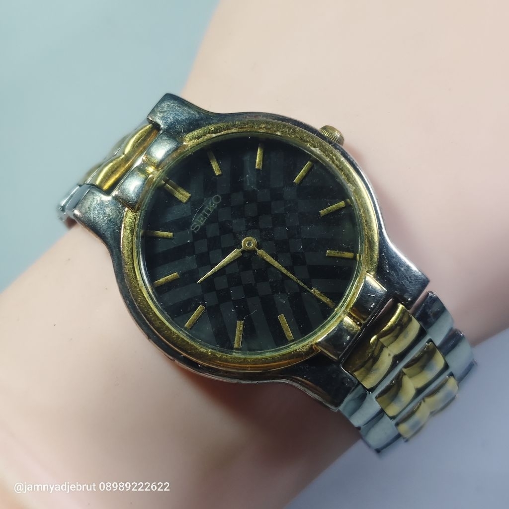 Jam Seiko V701-A090 Vintage Black Gold Bekas
