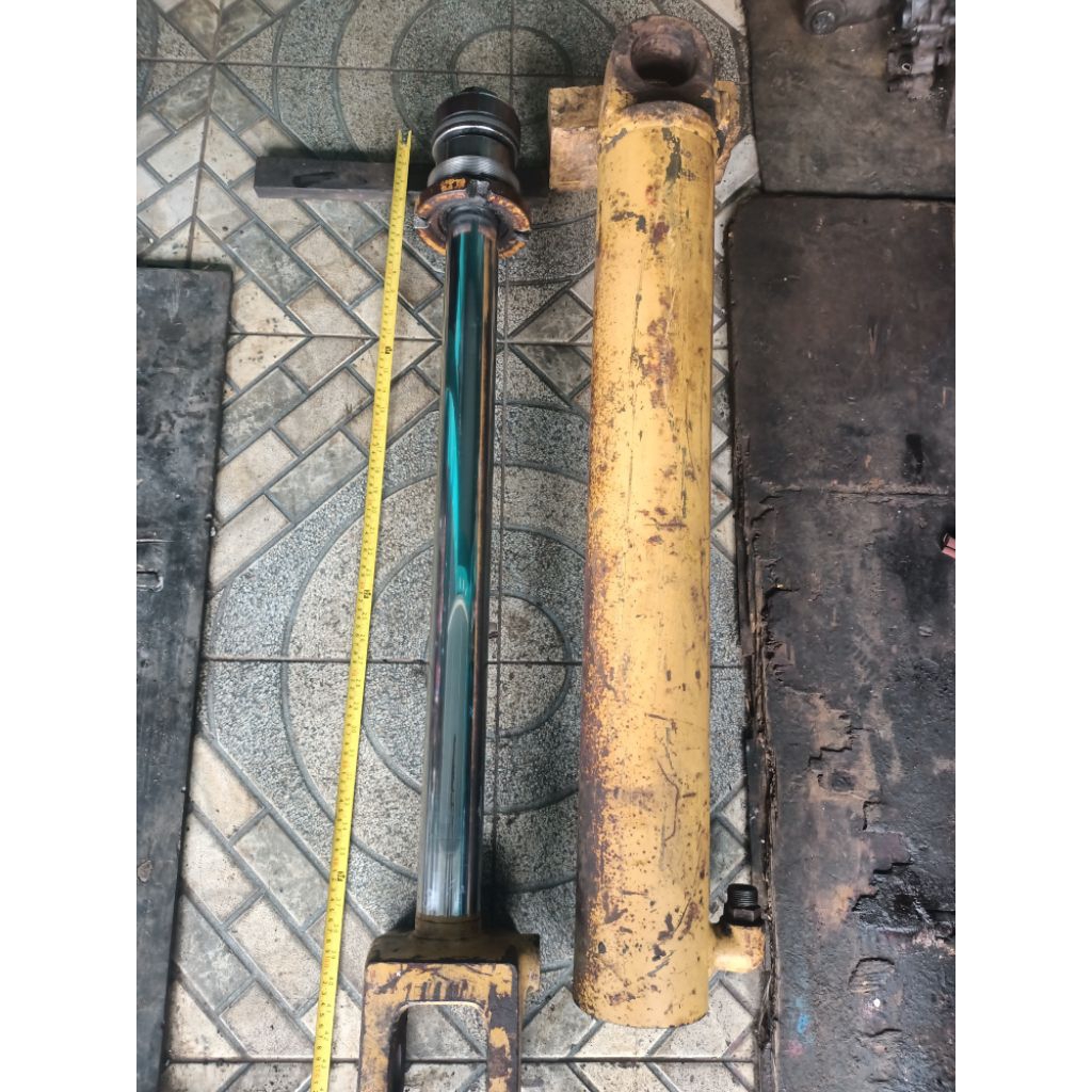 silinder hidrolik Jack hidrolik Caterpilar original kondisi bekas siap pakai.