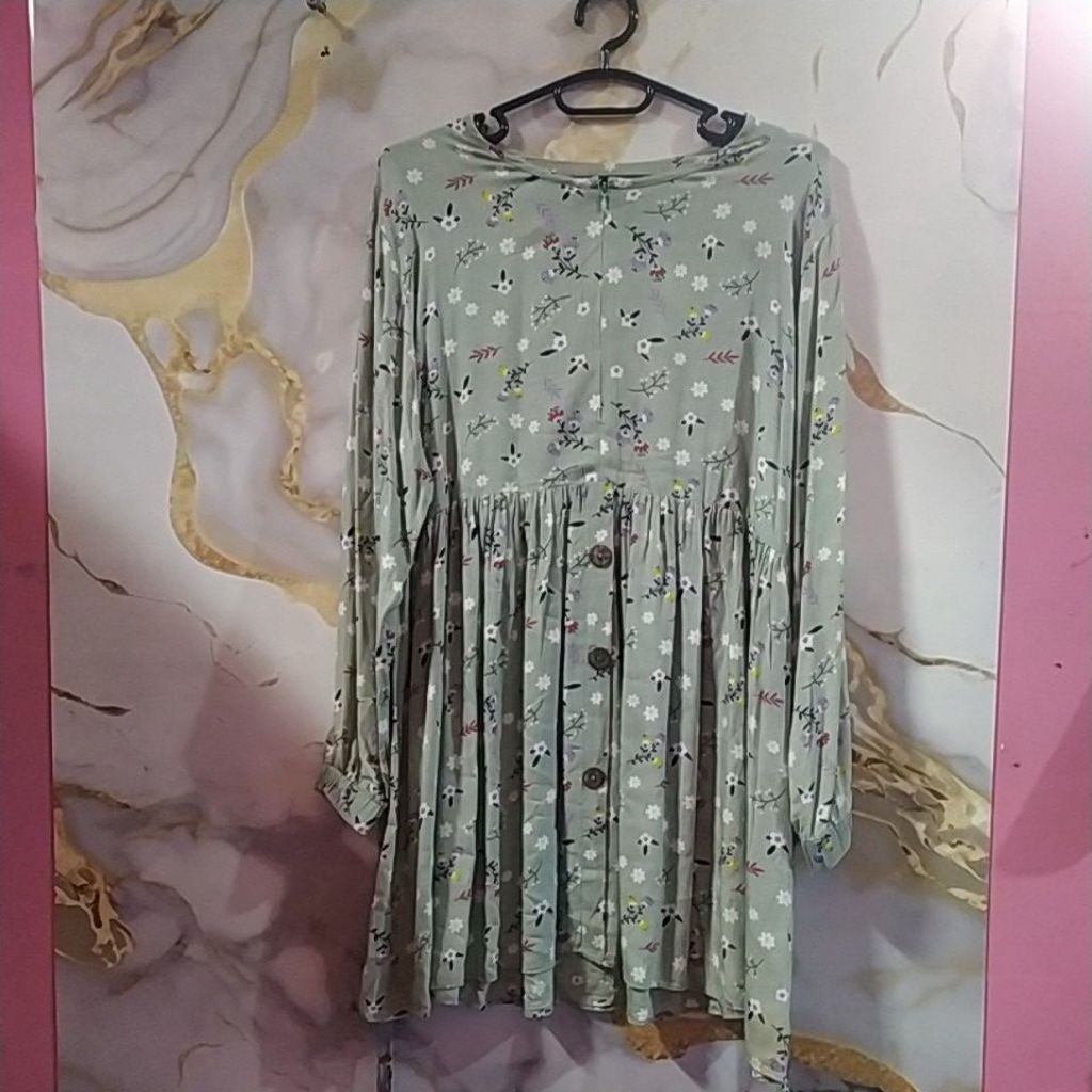 preeloved tunik Sage green motif bunga  kecil