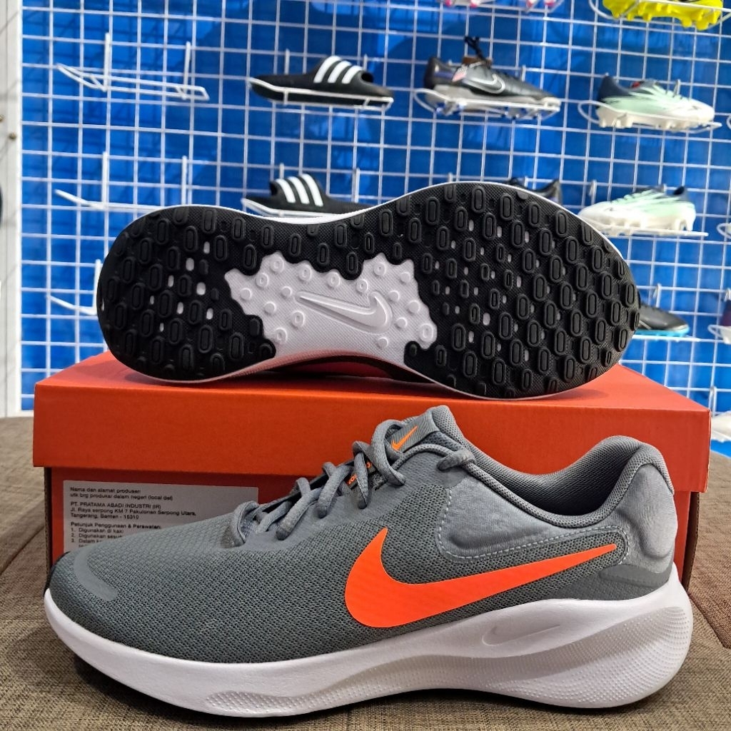 Sepatu Running Nike Revolution 7