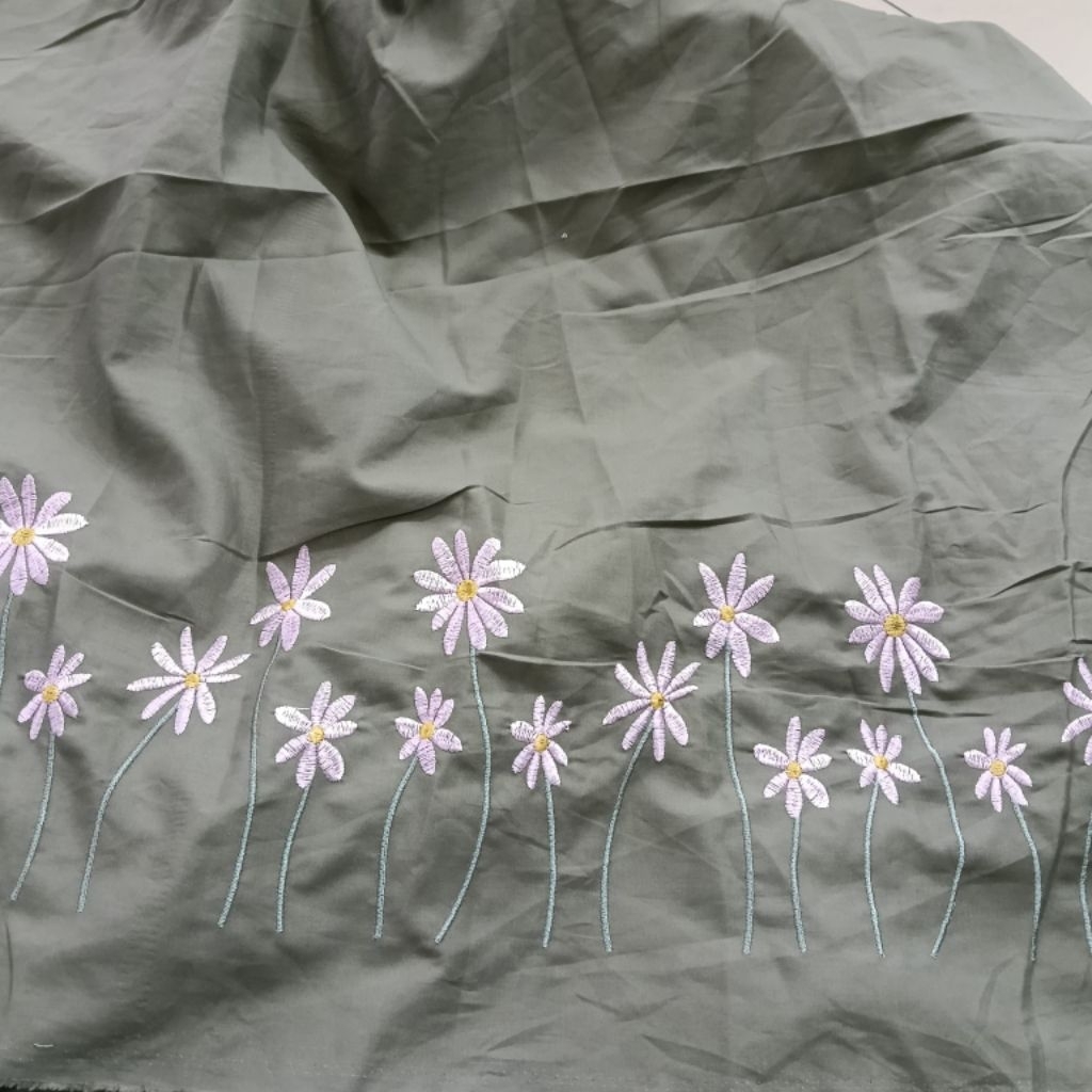 KAIN KATUN  BORDIR  PINGGIRAN MOTIF BUNGA WARNA DASAR HIJAU ARMI