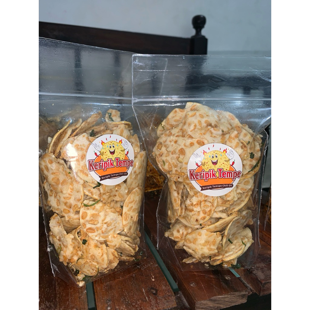 keripik tempe ori daun jeruk dan keripik tempe chili oil pedas daun jeruk