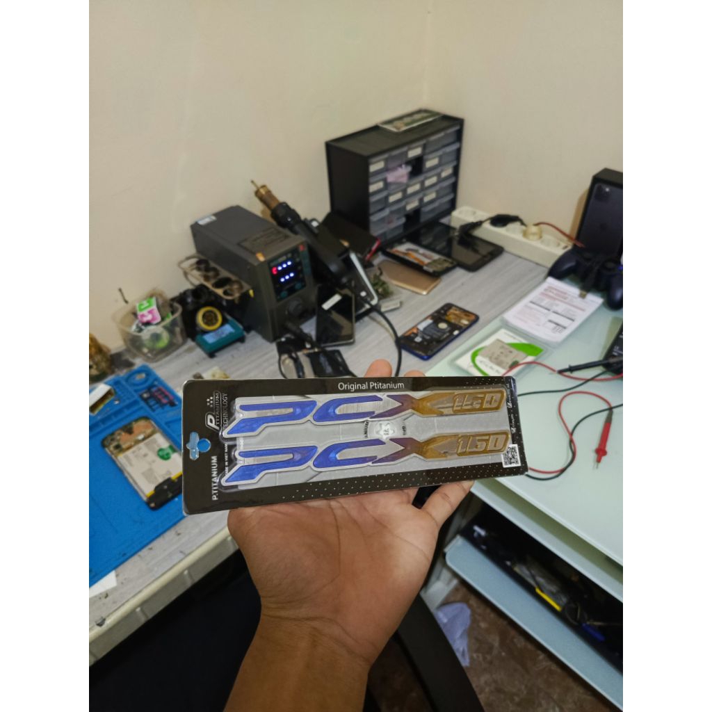 emblem pcx 160 titanium