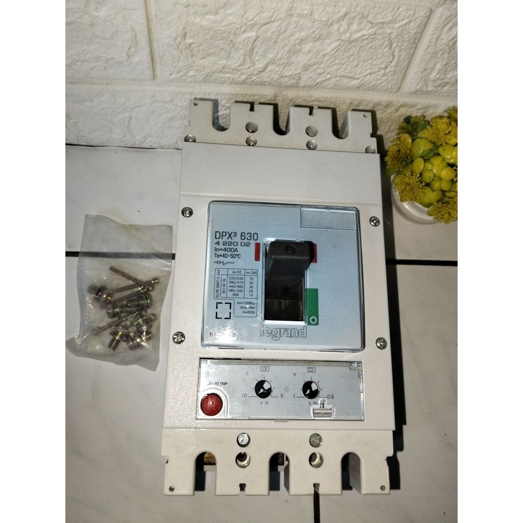 MCCB BREAKER LEGRAND DPX3 630 4 220 02 400A LEGRAND 400 AMPER
