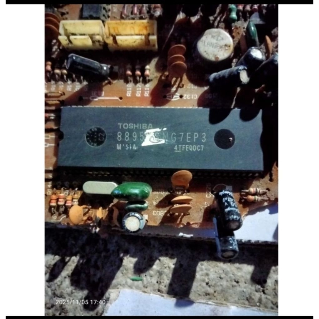 IC cina 8895 copotan tv masih nempel di pcb