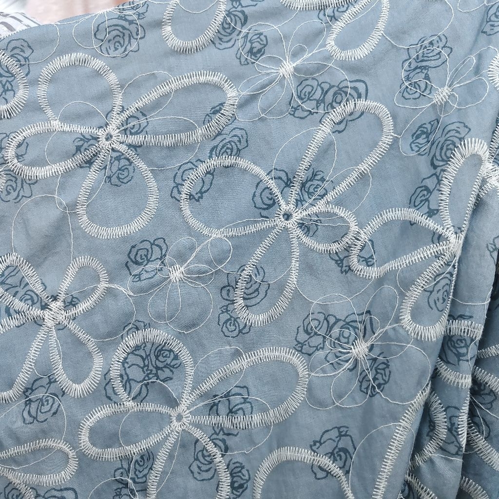 KAIN KATUN BORDIR PREMIUM MOTIF BUNGA DASAR BIRU DENIM - KAIN BORDIR MOTIF KEMBANG HARGA/0,5M