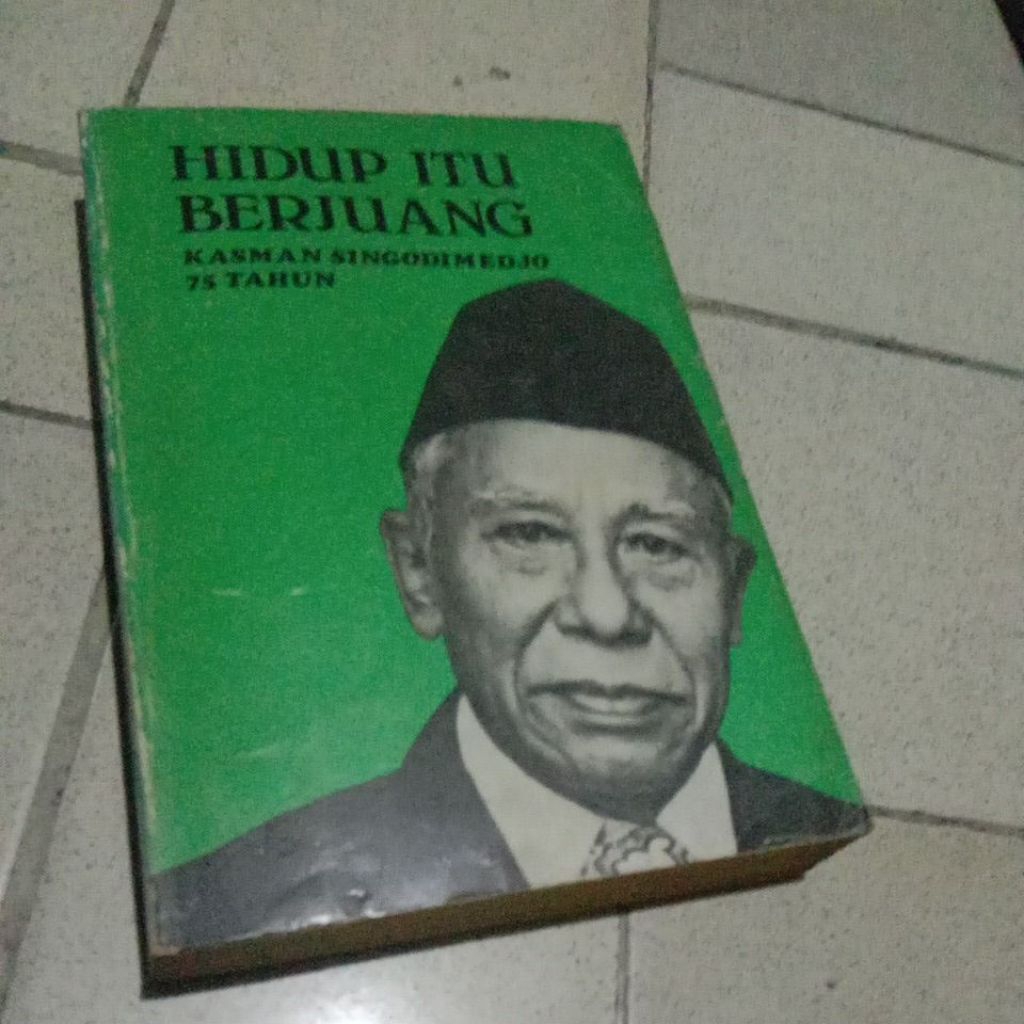 BUKU HIDUP ITU BERJUANG 75 TAHUN KASMAN SINGODIMEDJO
