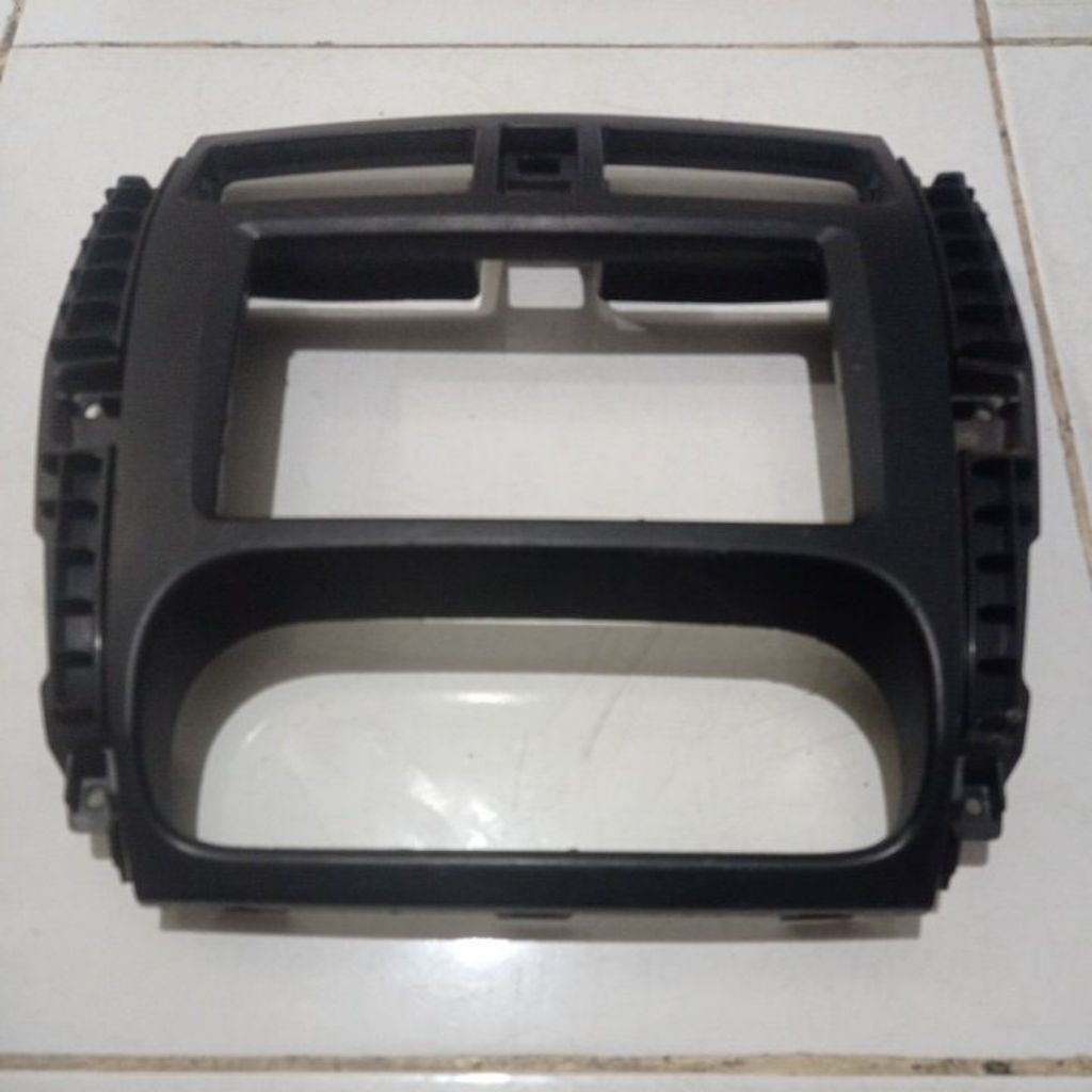 FRAME PANEL GARNISH AUDIO DEPAN TENGAH SUZUKI APV ARENA, COPOTAN