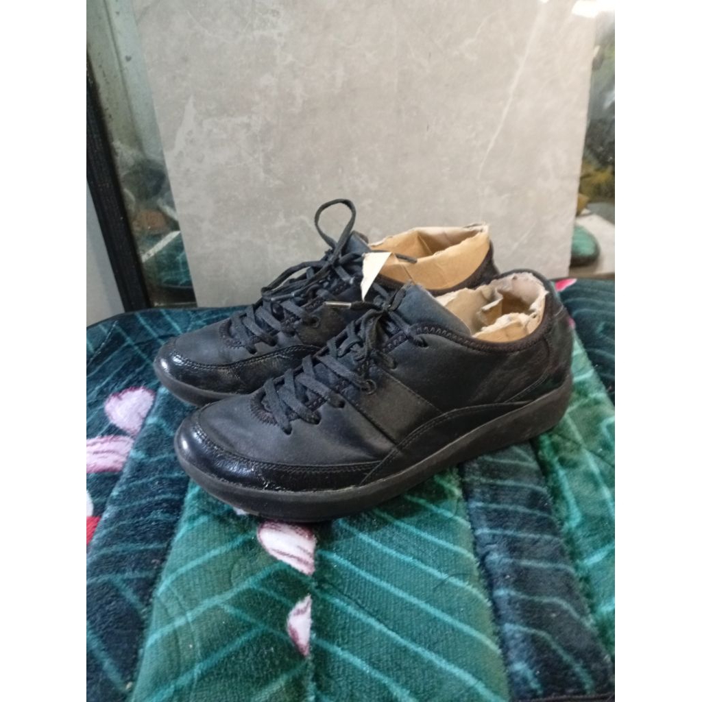 sepatu second branded full black clak