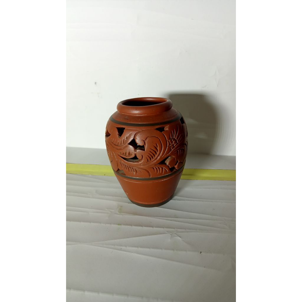 Guci tanah liat, cocok untuk hiasan meja, lemari maupun untuk d koleksi. Terbuat dari tanah liat