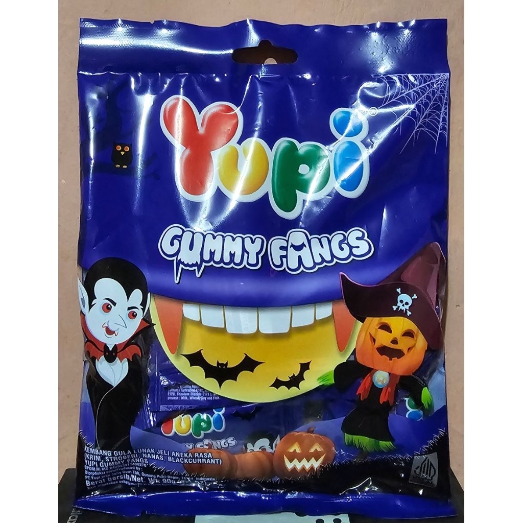 Yupi Gummy Fangs 90g - Permen Jelly Bentuk Gigi Taring