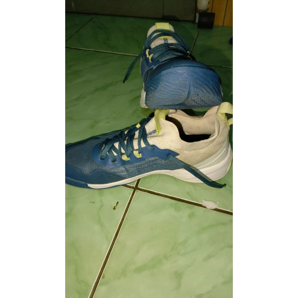 sepatu badminton perfly
