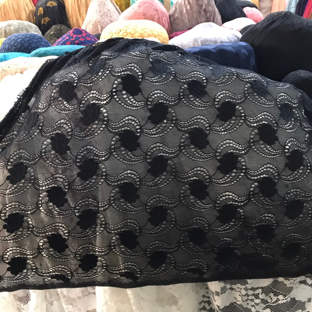 ( KAIN BROKAT KATUN  MOTIF HITAM)  BIDANG BAHAN 150CM