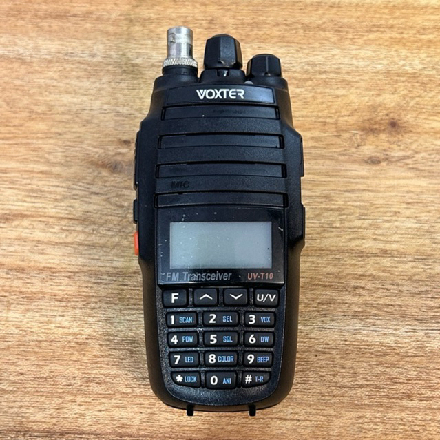 Handy Talky (HT) Voxter UV-T10 Bekas – Nyala Normal via Power Supply, Baterai drop