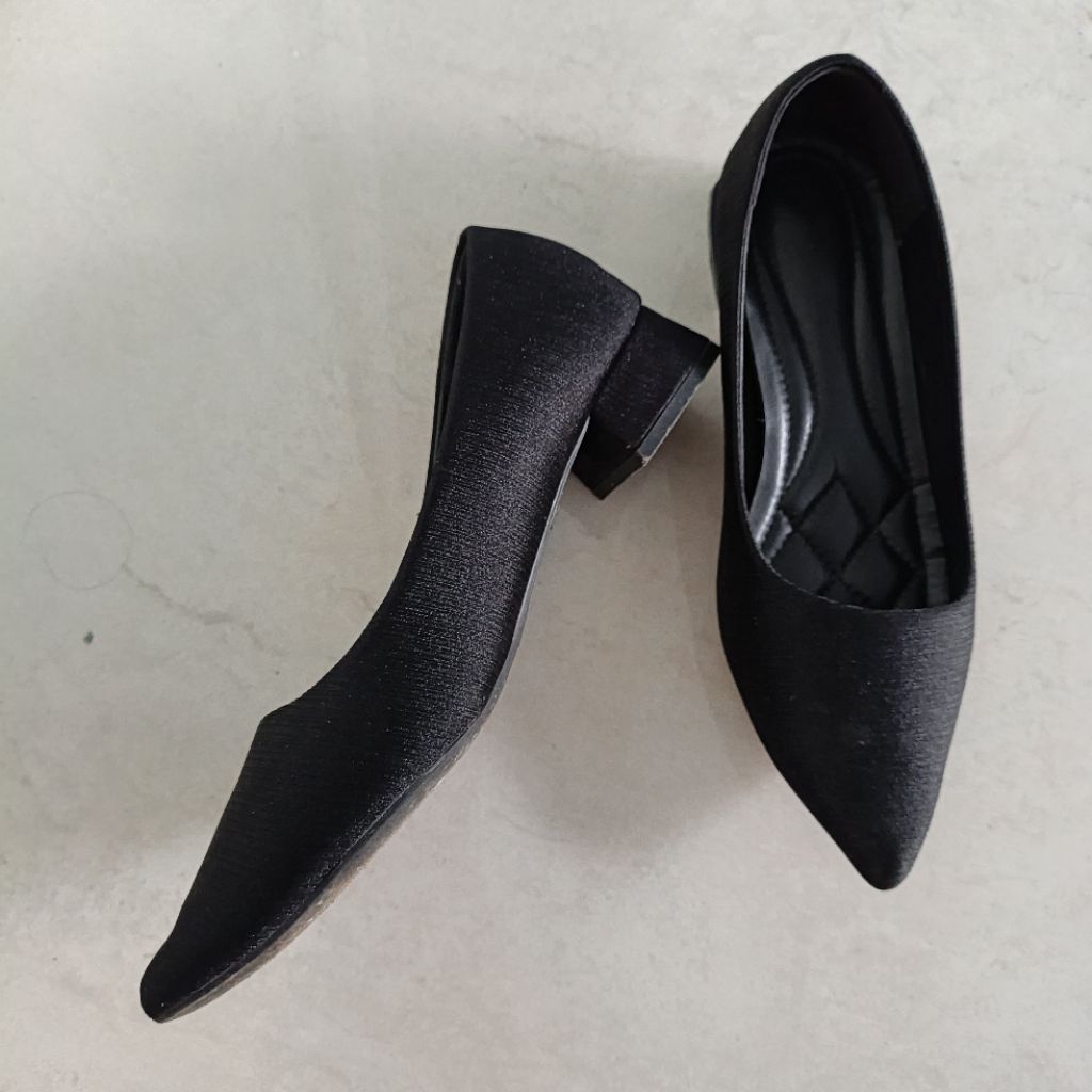 Laviola pointed heels sepatu pantofel hitam