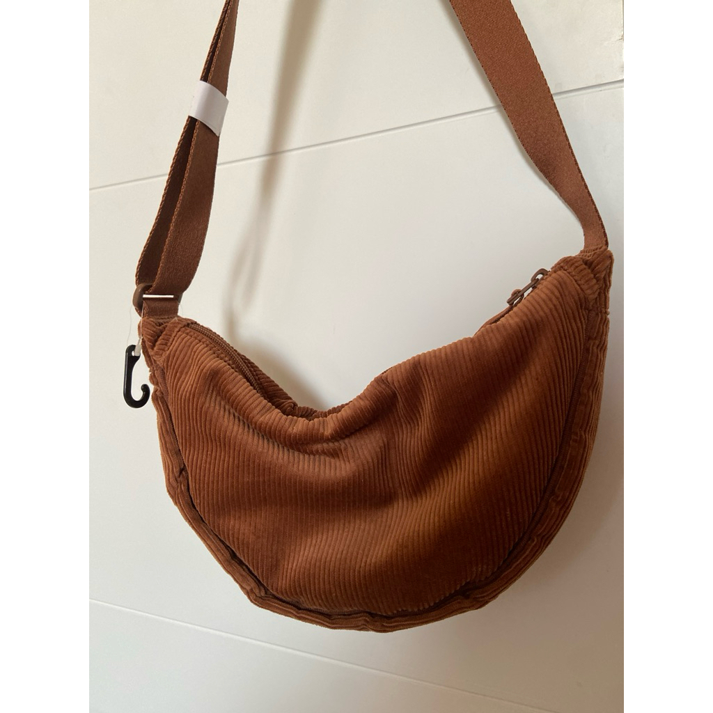 tas bahu mini bulat tas slempang tas bahu brown coklat uniqlo new original sale Uniqlo Nilon slingba