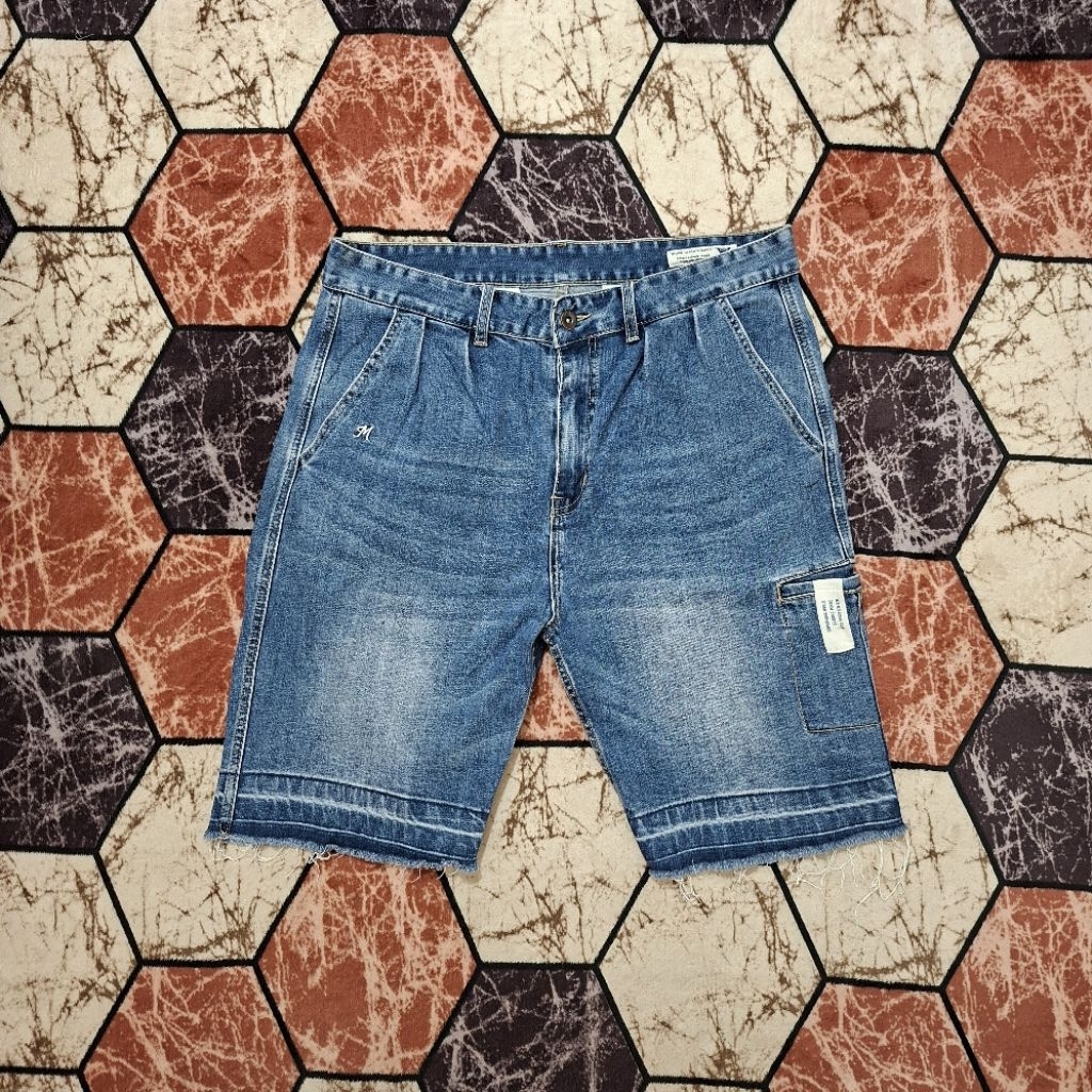 Celana Pendek  Madness