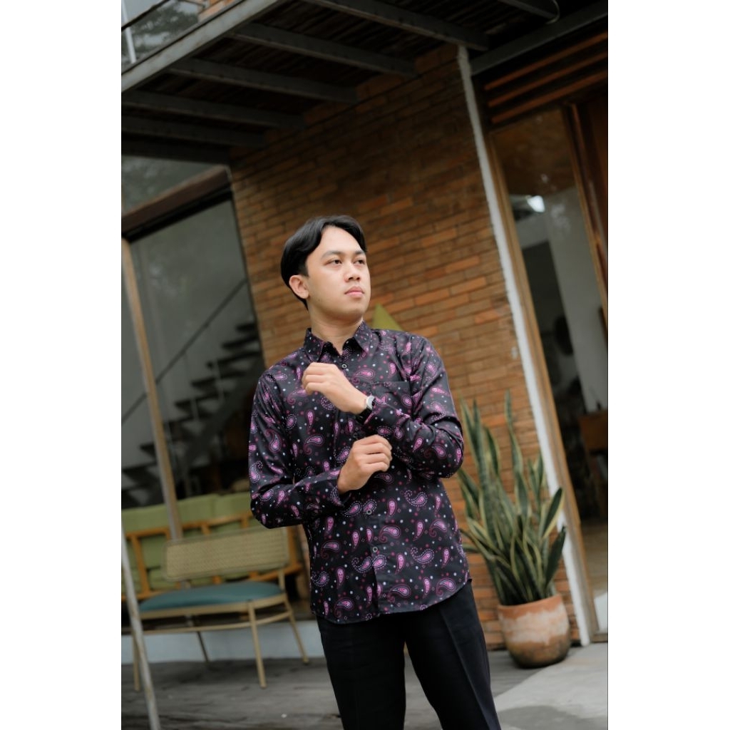 M25 - Kemeja Pria Lengan Panjang Motif Paisley Hitam