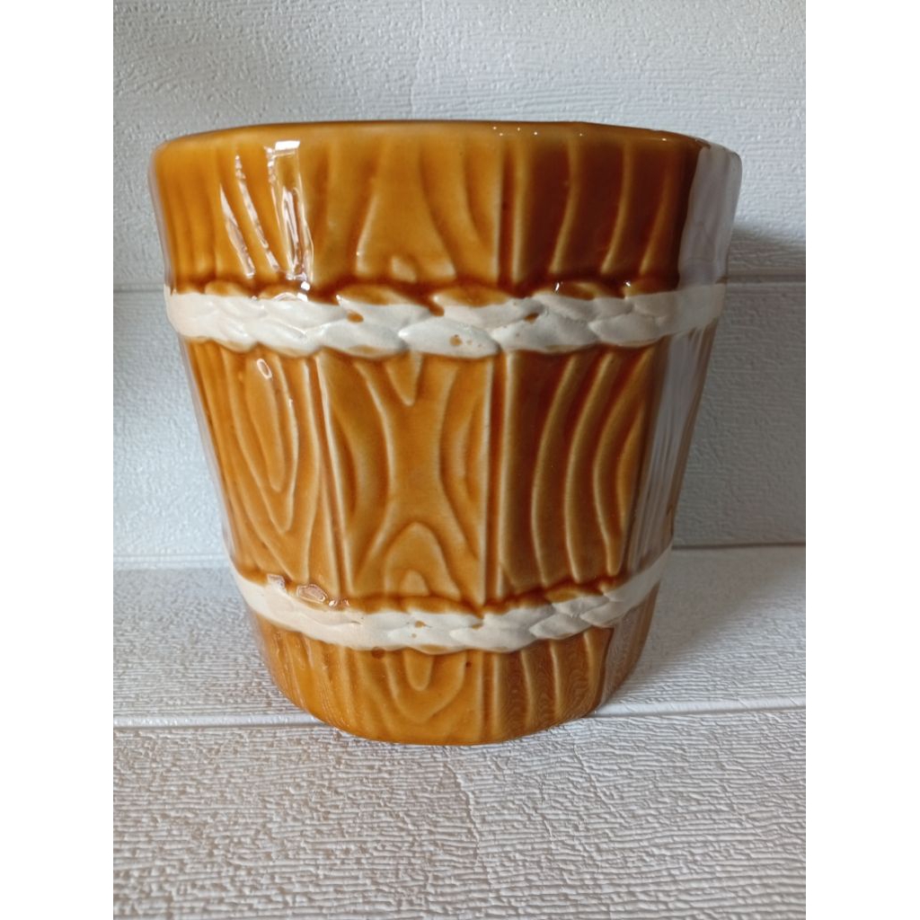 vas porselen motif kayu