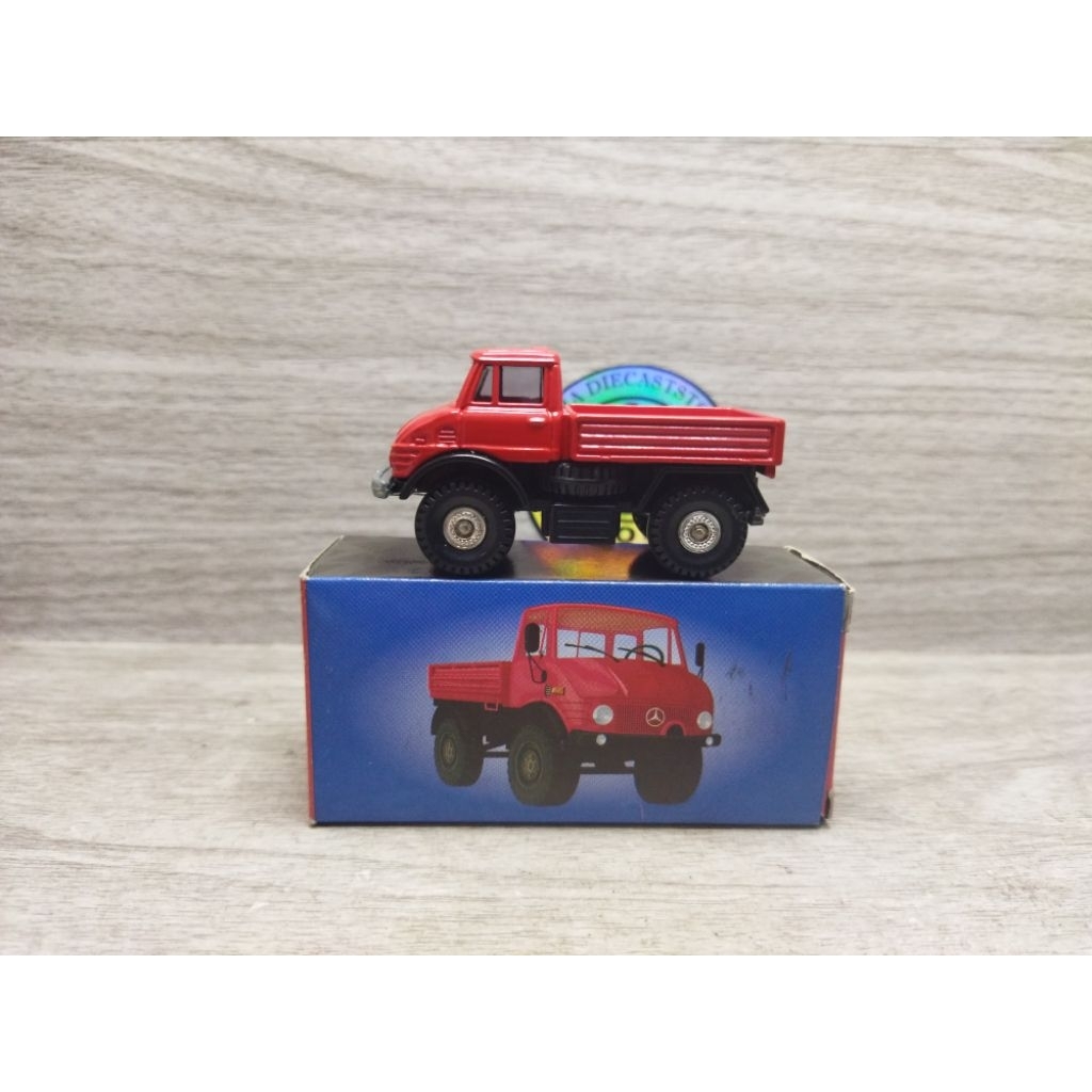 tomica japan mercedes benz unimog merah