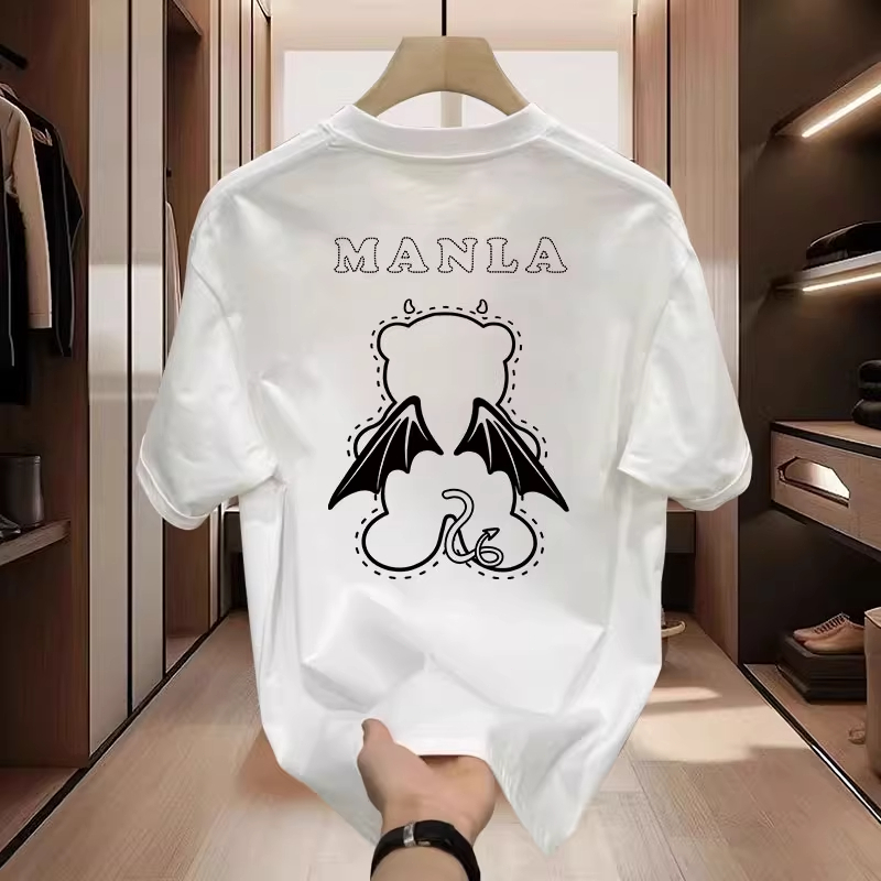 Motif Cetakan Trendy Beruang dengan Sayap Kelelawar + Tulisan MANILA | Kaos Pria Terbaru 2025 | Kaos