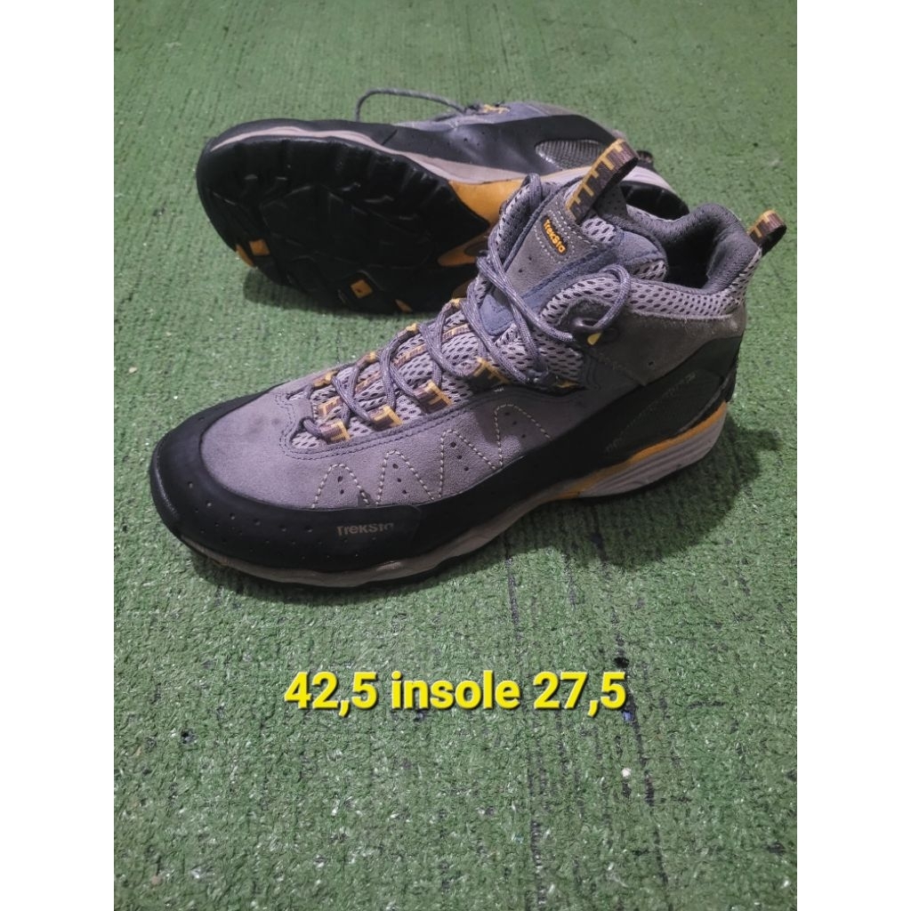 sepatu gunung s42,5 treksta