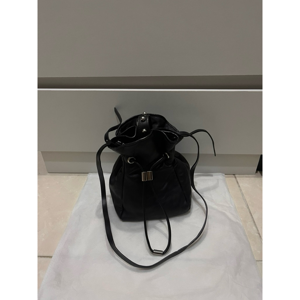 Sling top handle kulit asli model serut | Tas serut kecil hitam cantik