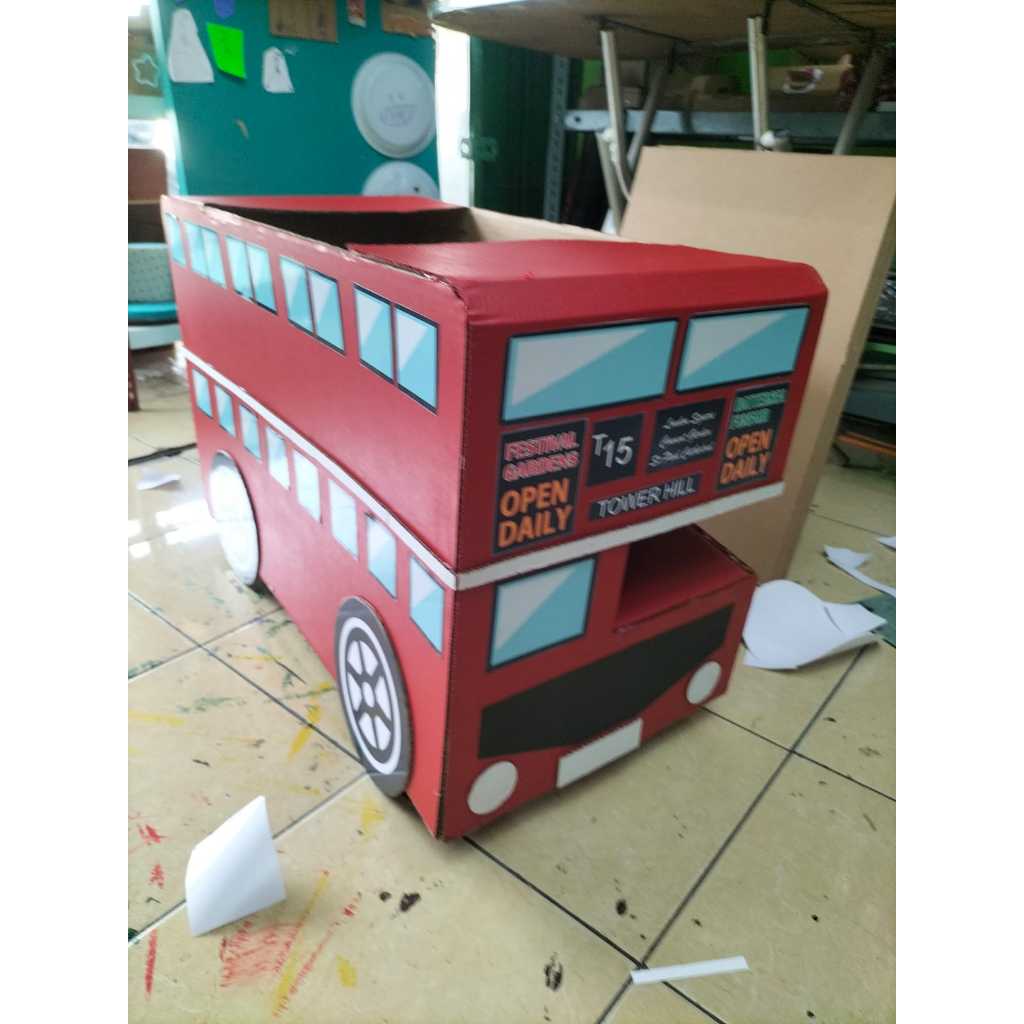 Kostum bus double deker untuk anak, kreasi DIY dari kardus dan stiker untuk pentas seni, drama, visu